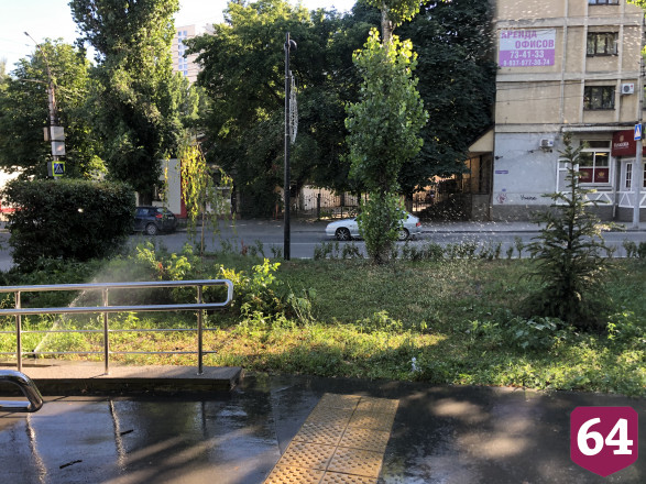 Жителей удивил бешеный разбрызгиватель в центре Саратова