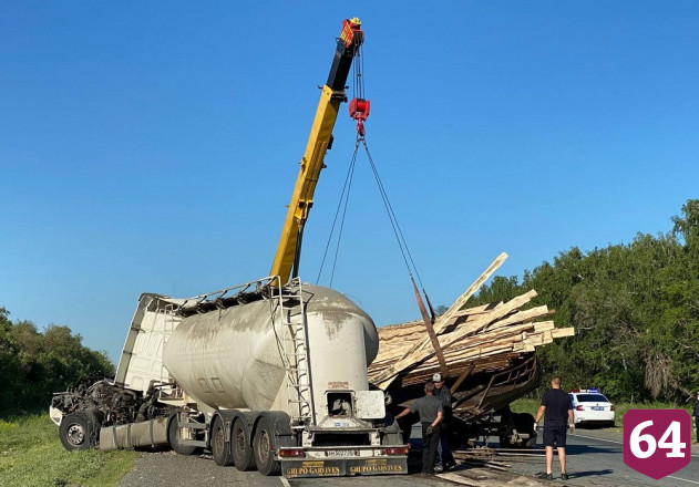 Под Саратовом водитель цементовоза протаранил грузовик с лесом и выжил