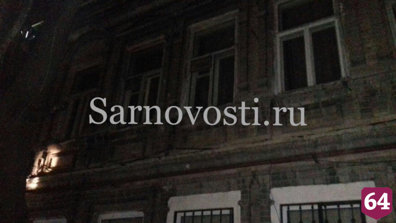 Ночью пожарные отбивали от огня дом на Рахова