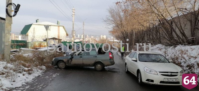 В Саратове водитель легковушки врезался в бетонное ограждение 