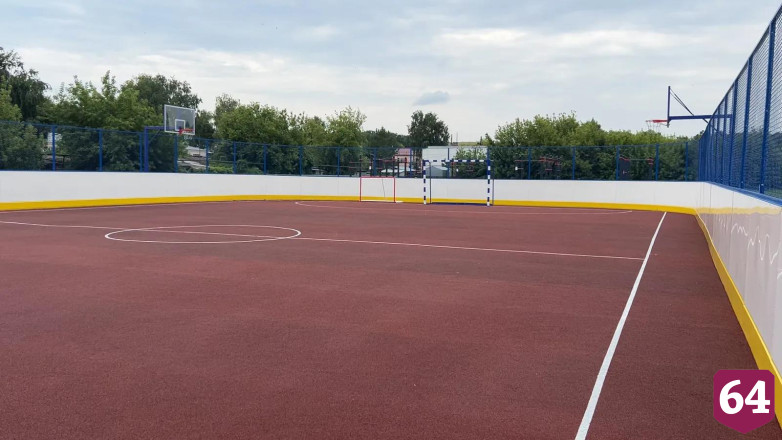 В саратовской школе появилась новая спортплощадка с умными тренажерами 