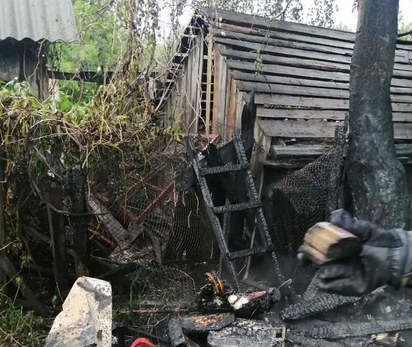 На улице Универсальной горели сараи