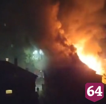 Жильцы успели выбежать из охваченного огнем 2-этажного дома 