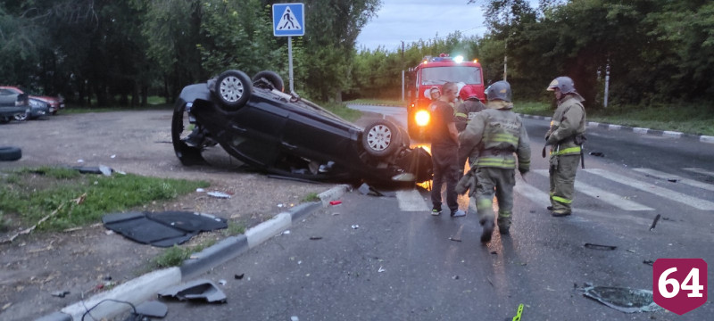 В Саратове молодой водитель опрокинул иномарку на крышу 