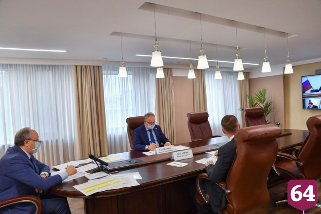 Губернатор потребовал завершить ремонт саратовских дорог за месяц