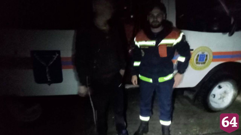 Саратовские спасатели вывели из леса заблудившихся мужчин