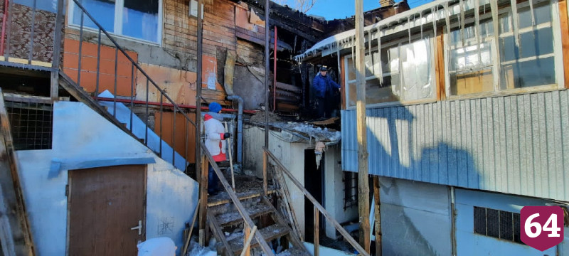 Утром в центре Саратова сгорел двухэтажный дом