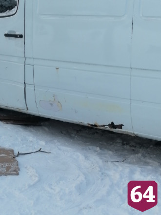 В Саратове дети скатываются с горки в микроавтобус