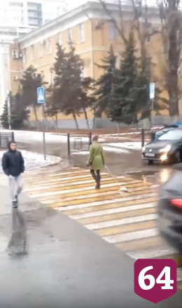 Девушка «выгуливала» по улицам Саратова утюг