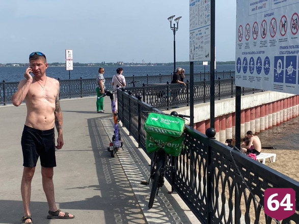Туристов из Москвы шокировал полуголый курьер в Саратове