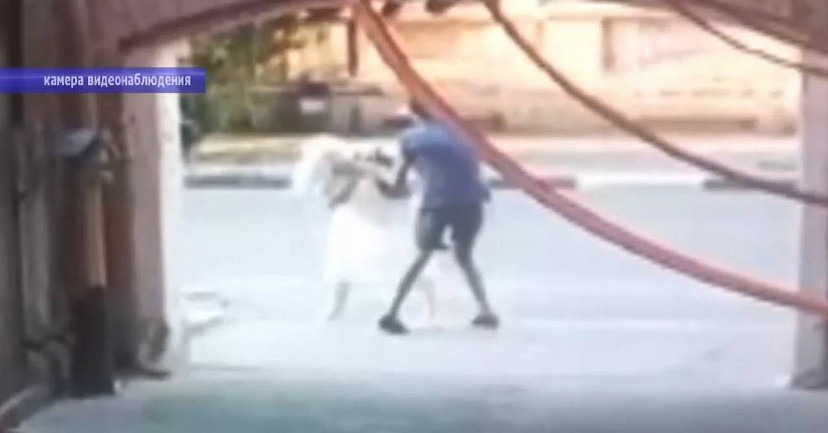 Нападение на женщину в Энгельсе ради цепочки попало на камеры