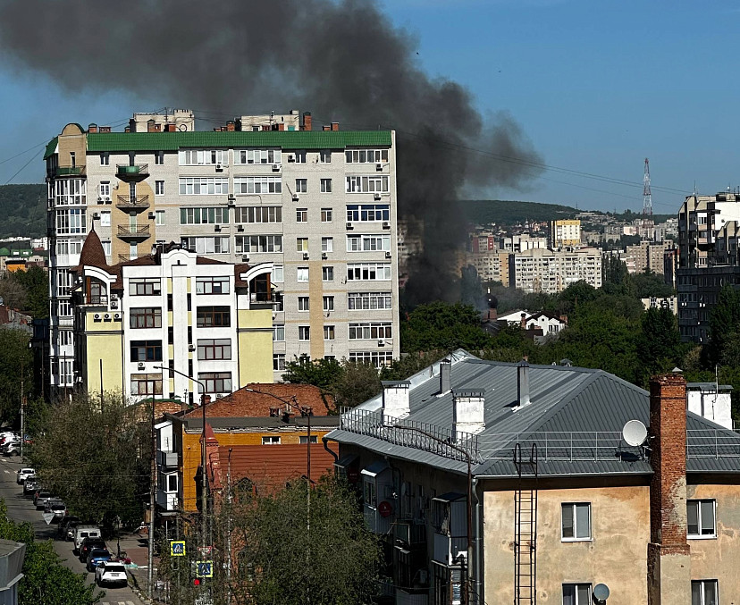 В Саратове семь пожарных расчетов тушат нежилой дом