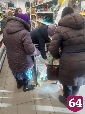 Саратовские пенсионерки продавали сахар стаканами