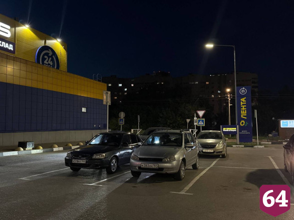В Энгельсе пенсионерка устроила на парковке стриптиз за 50 рублей 