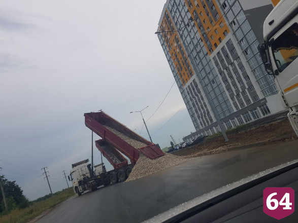В Саратове выгрузили тонны щебня на новый асфальт