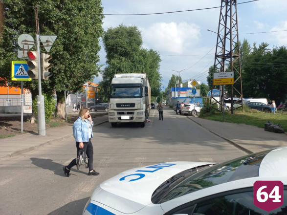 В Саратове фура насмерть сбила 57-летнюю женщину