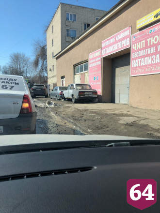 В Саратове автохамы перекрыли тротуар у СТО
