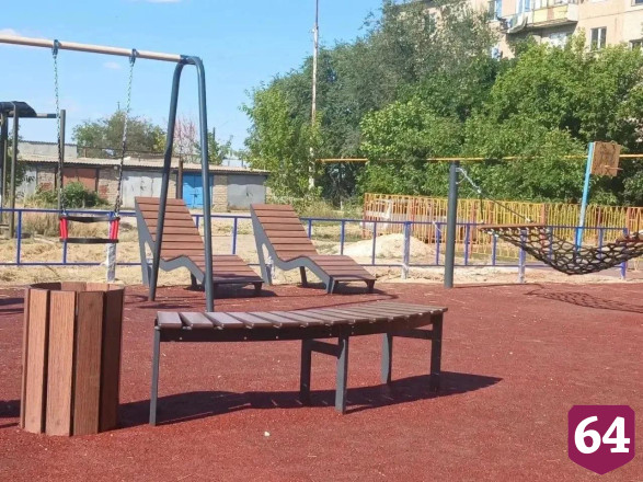 По инициативе жителей между многоэтажками сделали площадку с гамаком и батутом