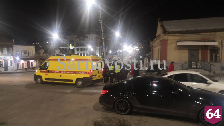 В Саратове неуправляемая иномарка сбила женщину и протаранила дом