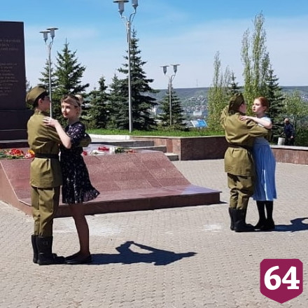 Юные саратовцы запустили флешмоб к «Балу Победы»