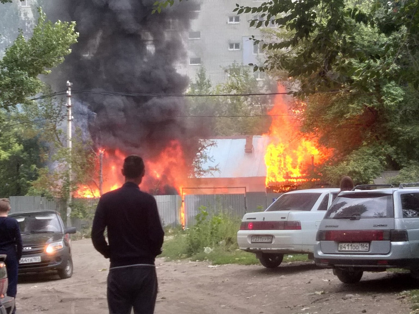 В Заводском районе рядом с жилым домом горят сараи