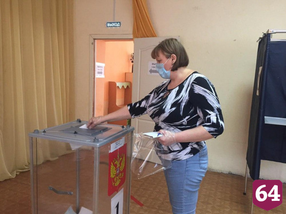 Саратовцы спешат голосовать по Конституции до отъезда за город