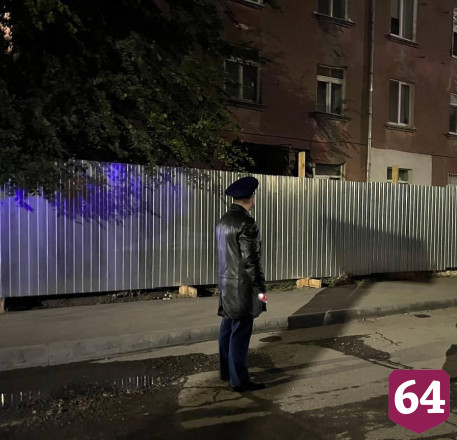 В Саратове жильцов дома с рухнувшей стеной размещают в гостинице
