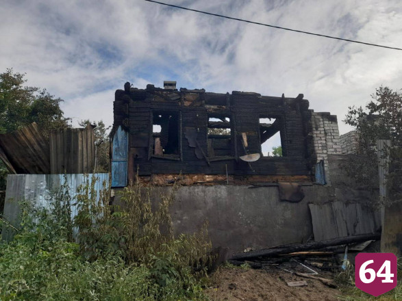 На ночном пожаре под Саратовом обгорел мужчина