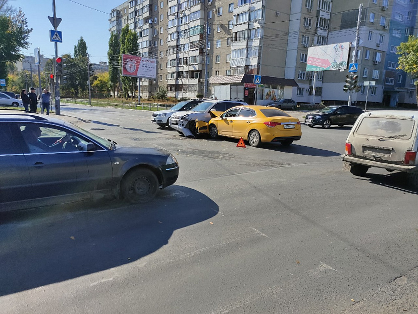 Внедорожник и легковушка не поделили перекресток в центре Саратова