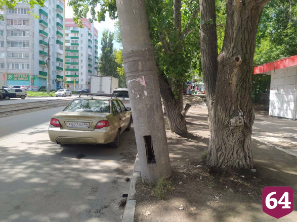 Жители Саратова пожаловались на «пизанский» столб на Огородной
