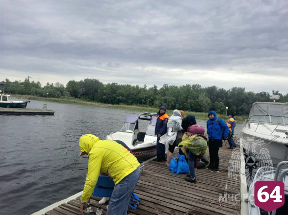 С острова под Саратовом эвакуировали 8 байдарочников