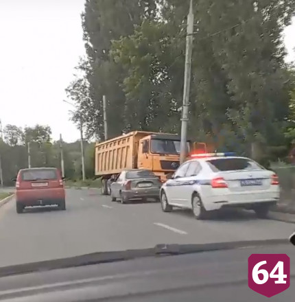 В Саратове самосвал врезался в столб