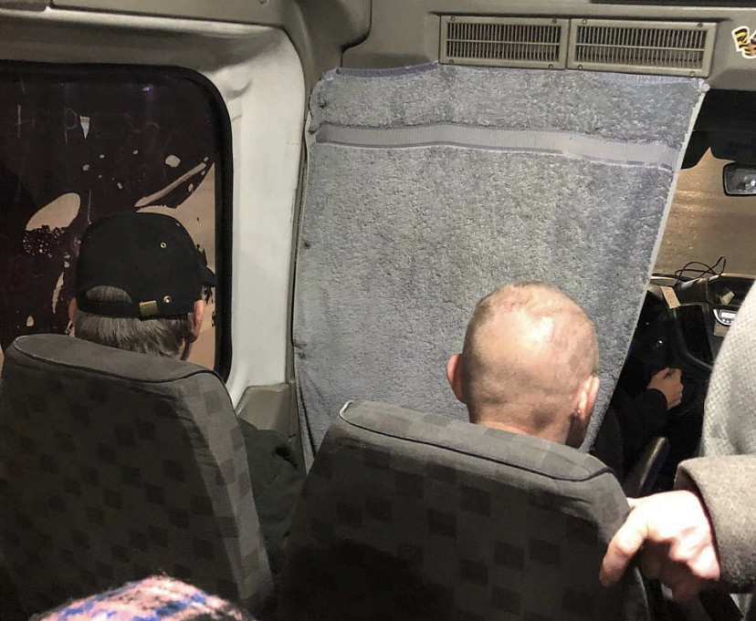 В Саратове водитель маршрутки отгородился от пассажиров банным полотенцем