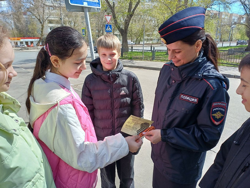 Юные инспекторы движения дарили саратовцам георгиевские ленточки