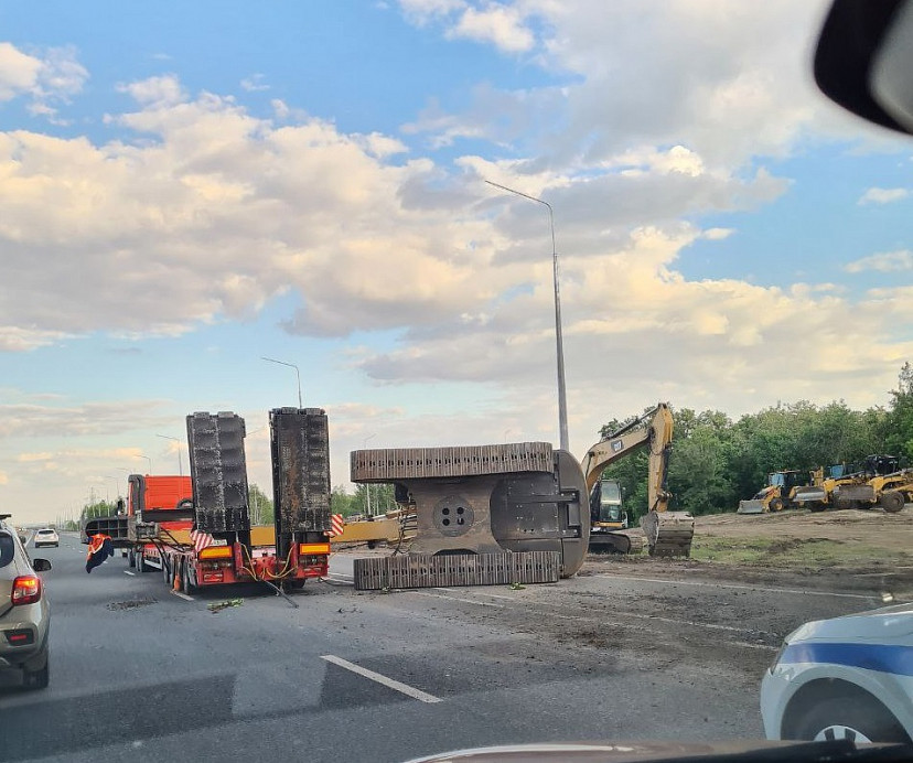 В Саратове экскаватор на трале врезался в мост и перевернулся