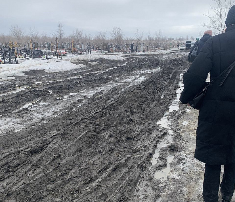 Жители Саратова пожаловались на дорогу к кладбищу