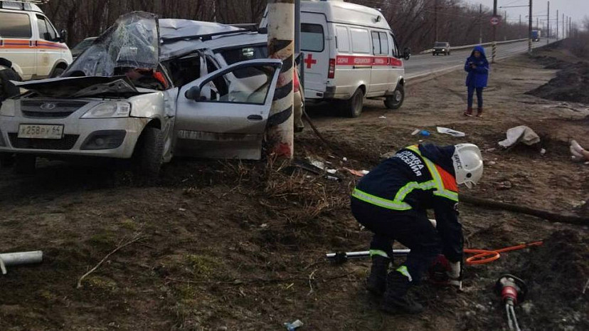 Водитель «Ларгуса» протаранил столб и погиб с пассажиркой под Саратовом