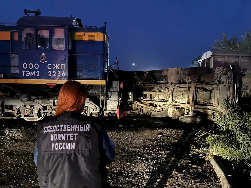 В Саратове самосвал опрокинулся после столкновения с тепловозом