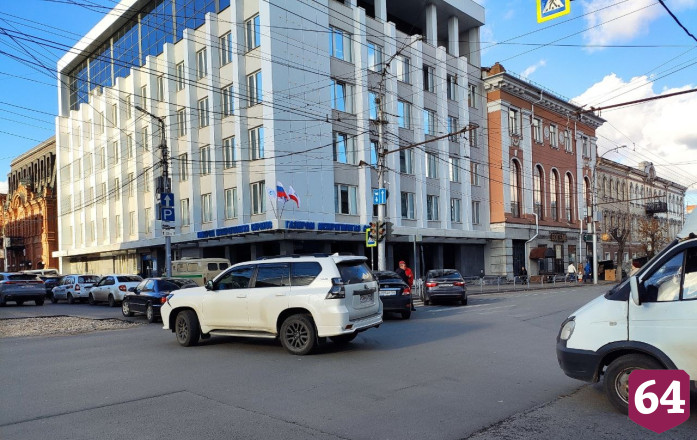 В центре Саратова иномарки не поделили перекресток 
