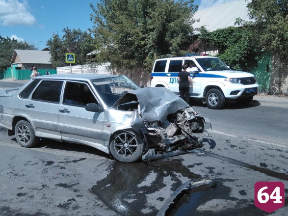 Уснувший водитель «Лады» протаранил иномарку у автобусной остановки