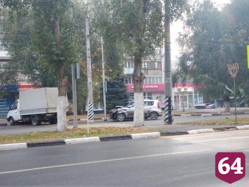 Иномарка врезалась в столб напротив магазина косметики