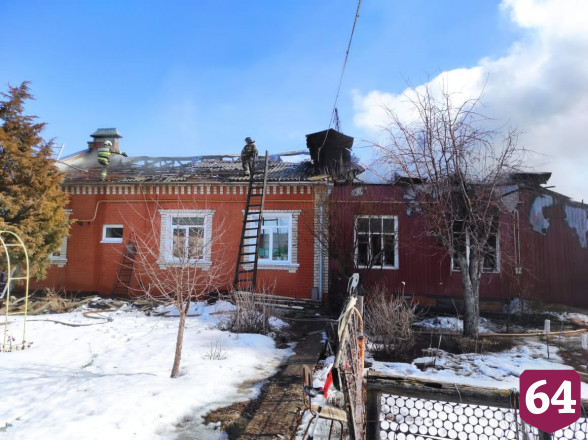 Пожарные отбивали от огня кровлю дома на Астраханской