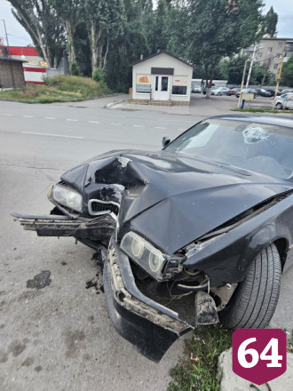 В Саратове водитель разбил BMW о столб