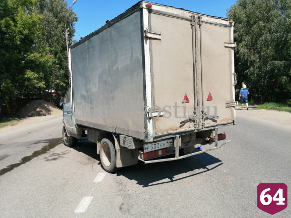 В Энгельсе после столкновения с грузовиком опрокинулся фургон