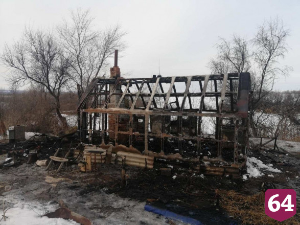 В строительном вагончике под Саратовом на пожаре погиб мужчина