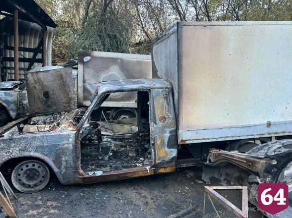 В Саратове утром сгорели три машины и мотоцикл
