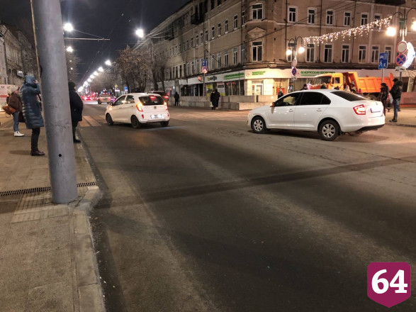 В центре Саратова не разъехались иномарки