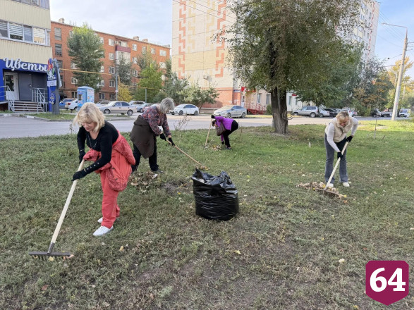 Глава района присоединился к субботнику в Энгельсе