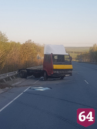 Под Саратовом дальнобойщик после ДТП вылетел из грузовика