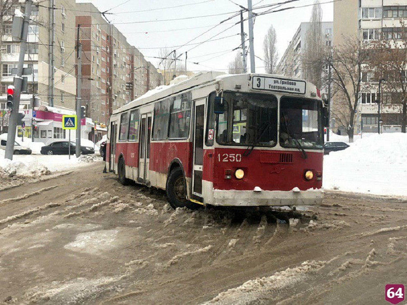В Саратове работы коммунальщиков остановили троллейбусы 